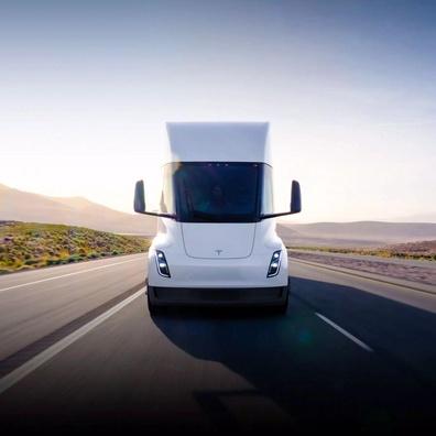 Tesla Semi の衝突事故でバッテリーが炎上、カリフォルニアの高速道路が16時間閉鎖