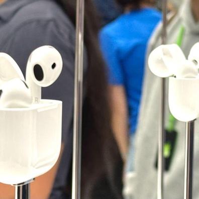 Apple の AirPods 4 発売：新機能搭載、充電ケーブルなし