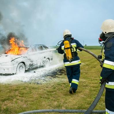 Mercedes-Benz の電気自動車バッテリー火災が透明性の議論と安全性の懸念を引き起こす